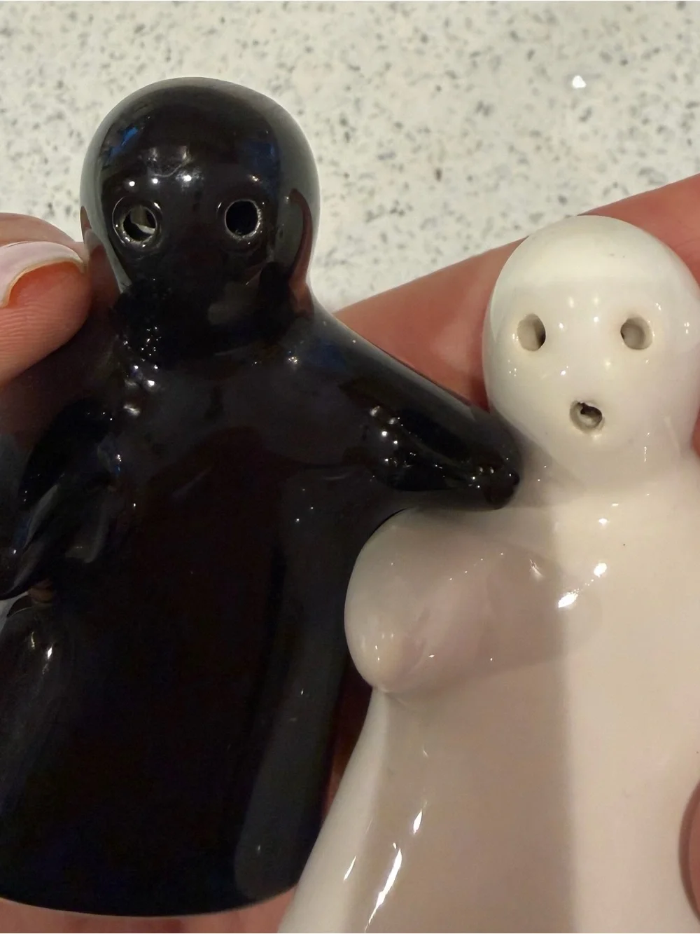 Paris embrace Ceramic Hug Salt & Pepper Shaker Set - Black and White